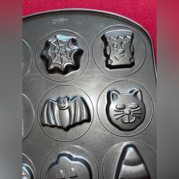 Halloween WILTON Cookie Candy Pan, 12 Round Cavity Baking Designs Bat Ghost Cat - Picture 7 of 8